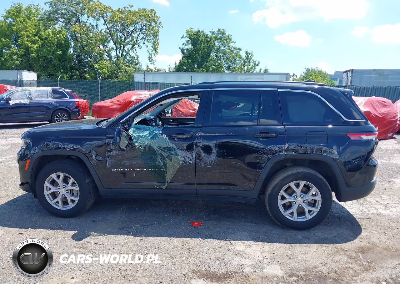 2023 Jeep Grand Cherokee Limited 4X4 VIN:1C4RJHBG7PC539074 - 13