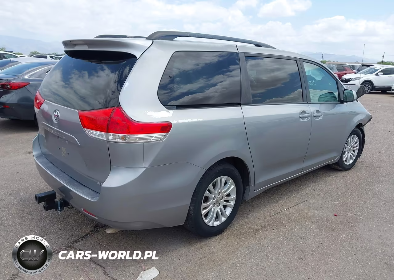 2013 Toyota Sienna Xle 8-Passenger VIN:5TDYK3DC2DS371991 - 4