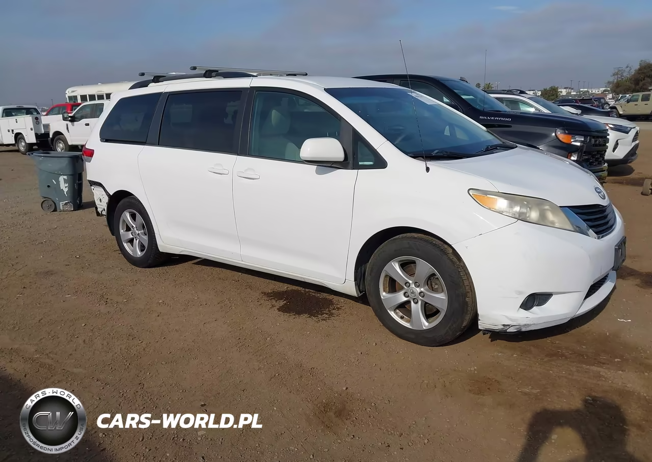 2014 Toyota Sienna Le V6 8 Passenger