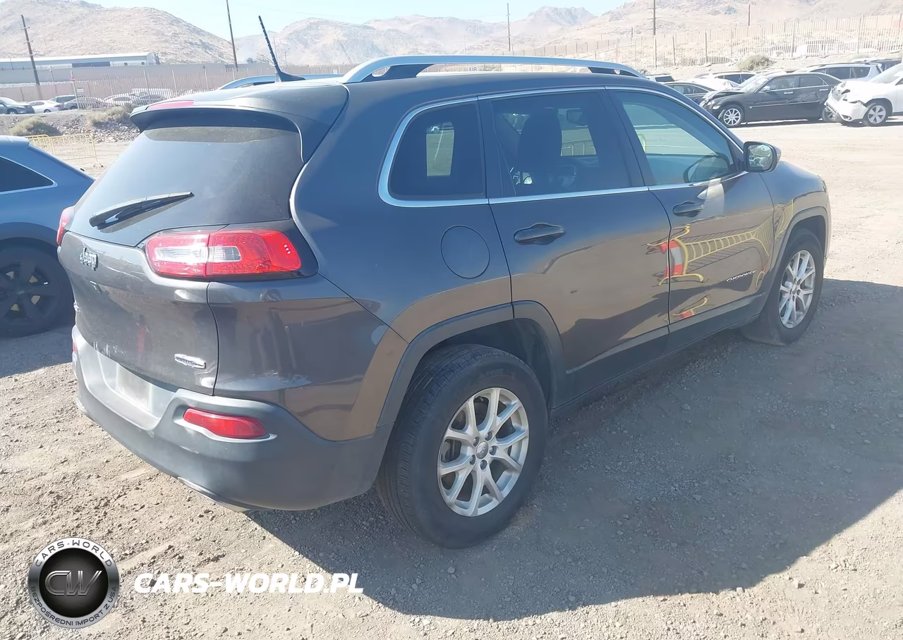 2018 Jeep Cherokee Latitude Plus 4X4 VIN:1C4PJMLX7JD569899 - 4