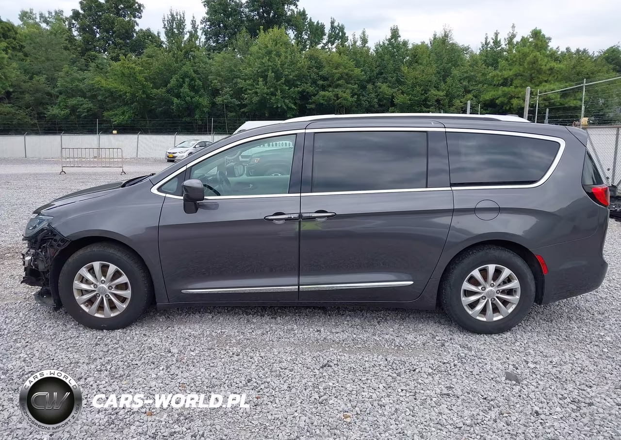 2018 Chrysler Pacifica Touring L VIN:2C4RC1BG7JR261602 - 15