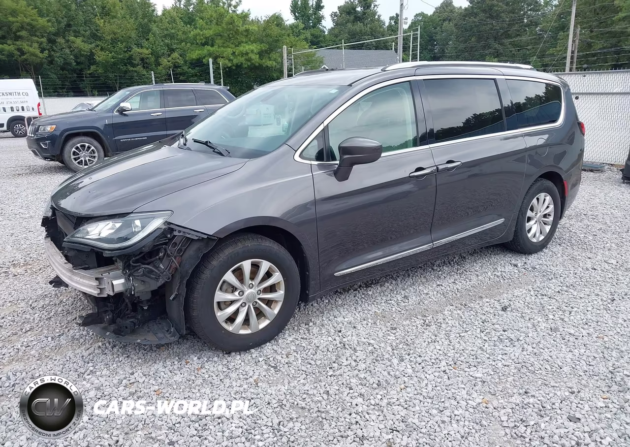 2018 Chrysler Pacifica Touring L VIN:2C4RC1BG7JR261602 - 2