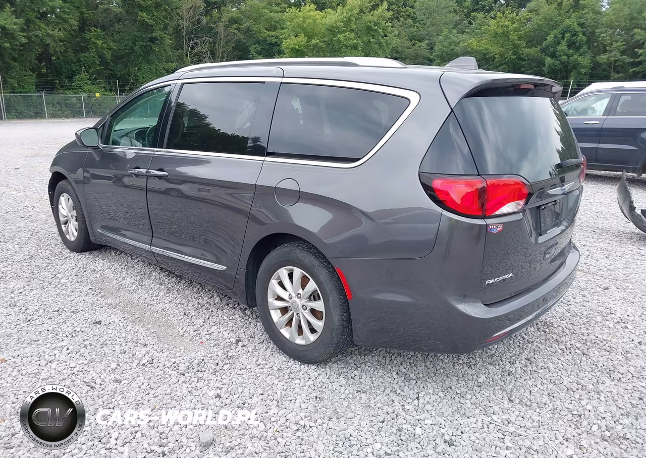 2018 Chrysler Pacifica Touring L VIN:2C4RC1BG7JR261602 - 3