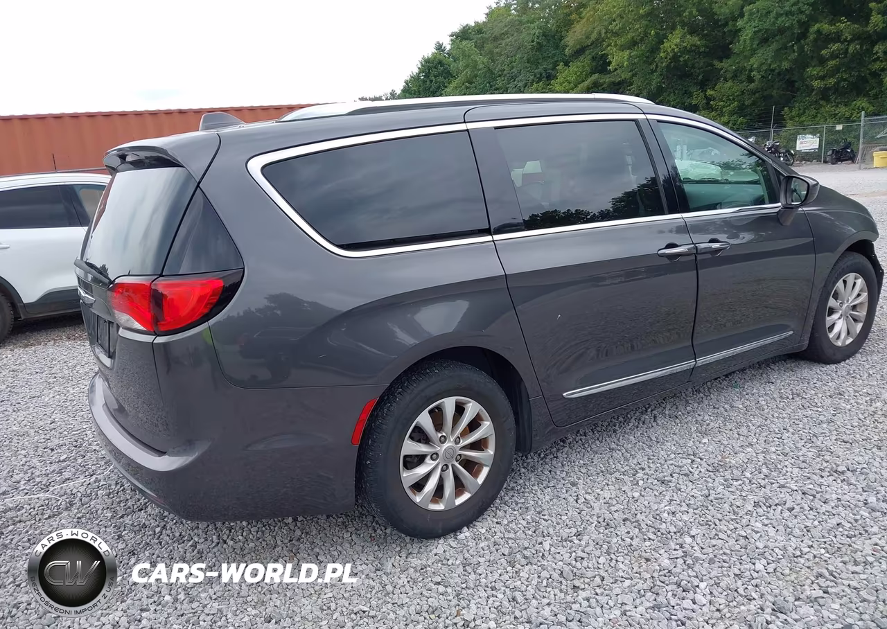 2018 Chrysler Pacifica Touring L VIN:2C4RC1BG7JR261602 - 4