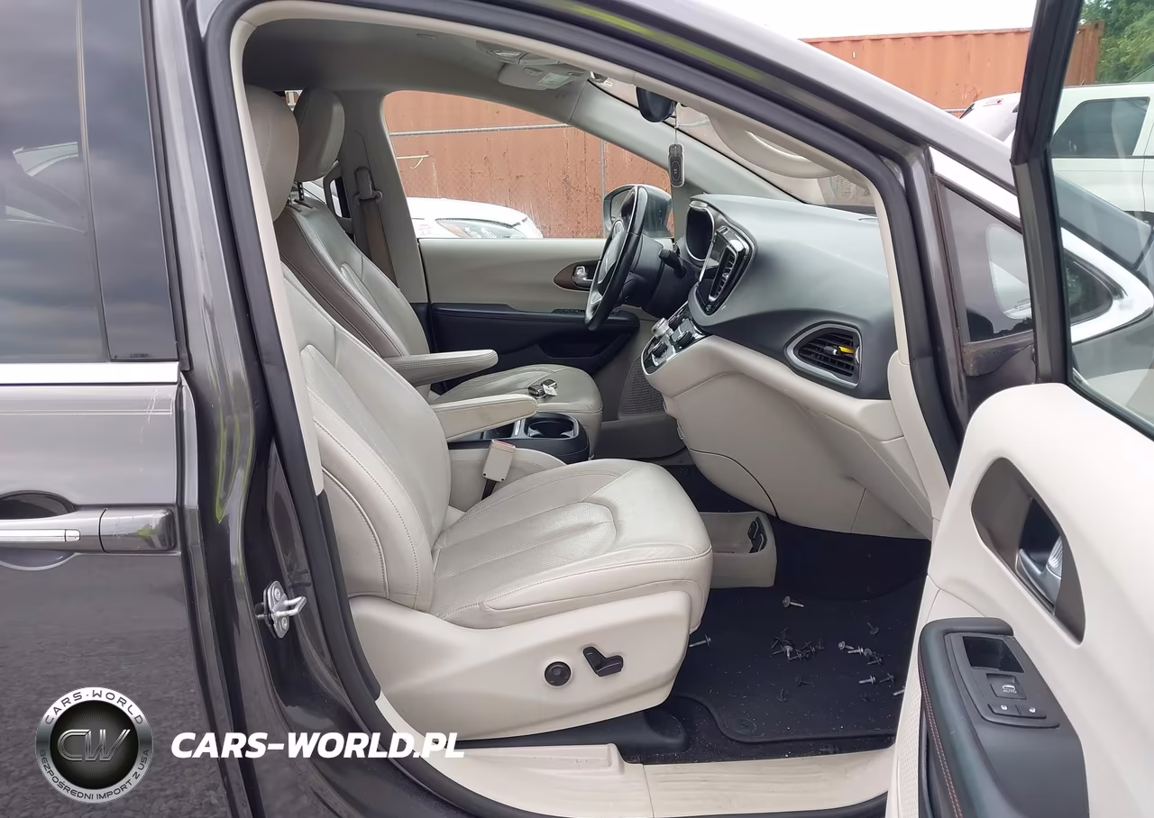 2018 Chrysler Pacifica Touring L VIN:2C4RC1BG7JR261602 - 5