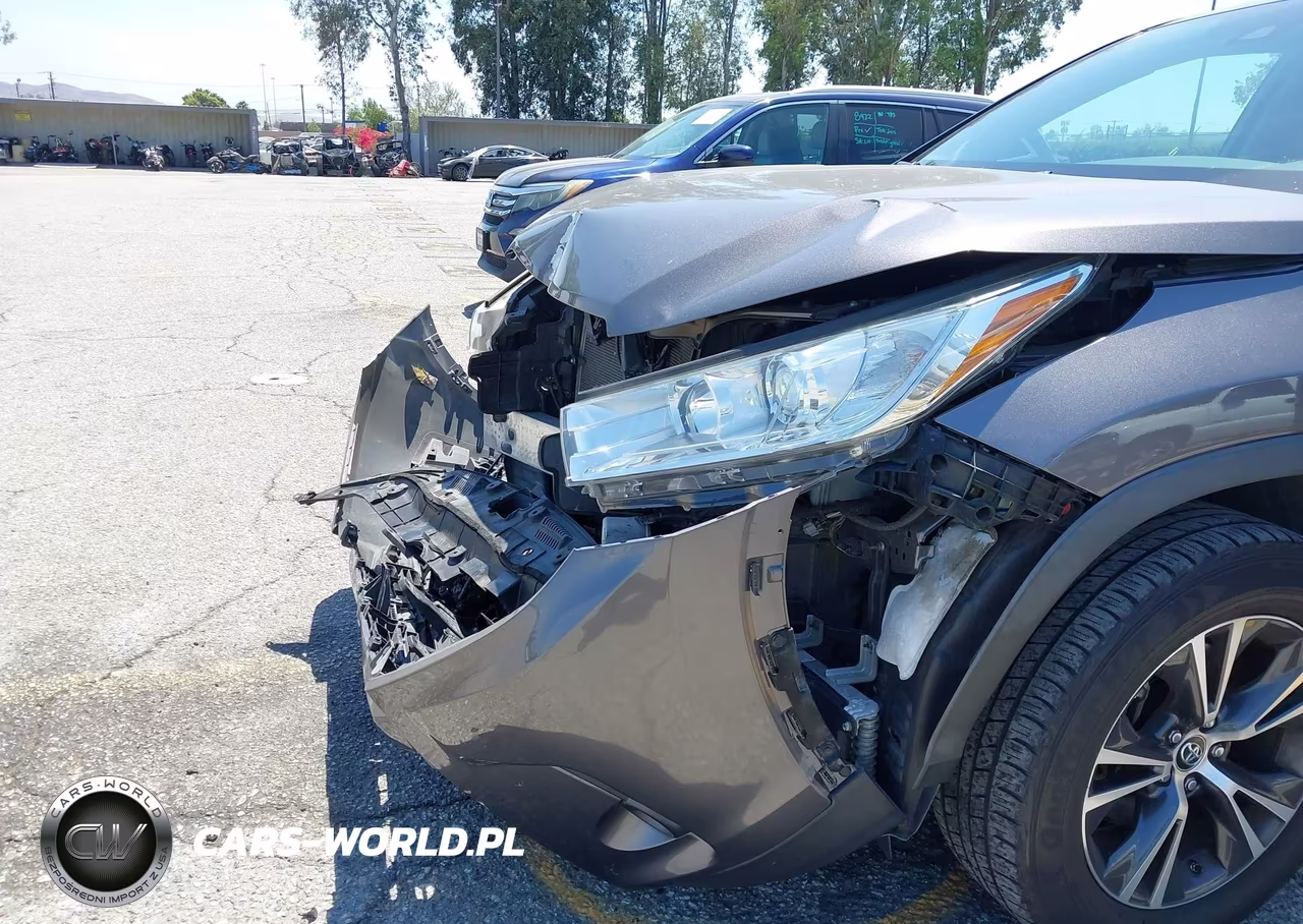 2018 Toyota Highlander Le Plus VIN:5TDZZRFH1JS252448 - 12