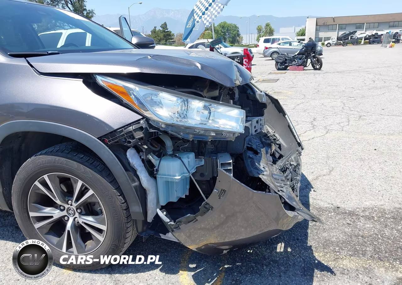 2018 Toyota Highlander Le Plus VIN:5TDZZRFH1JS252448 - 13
