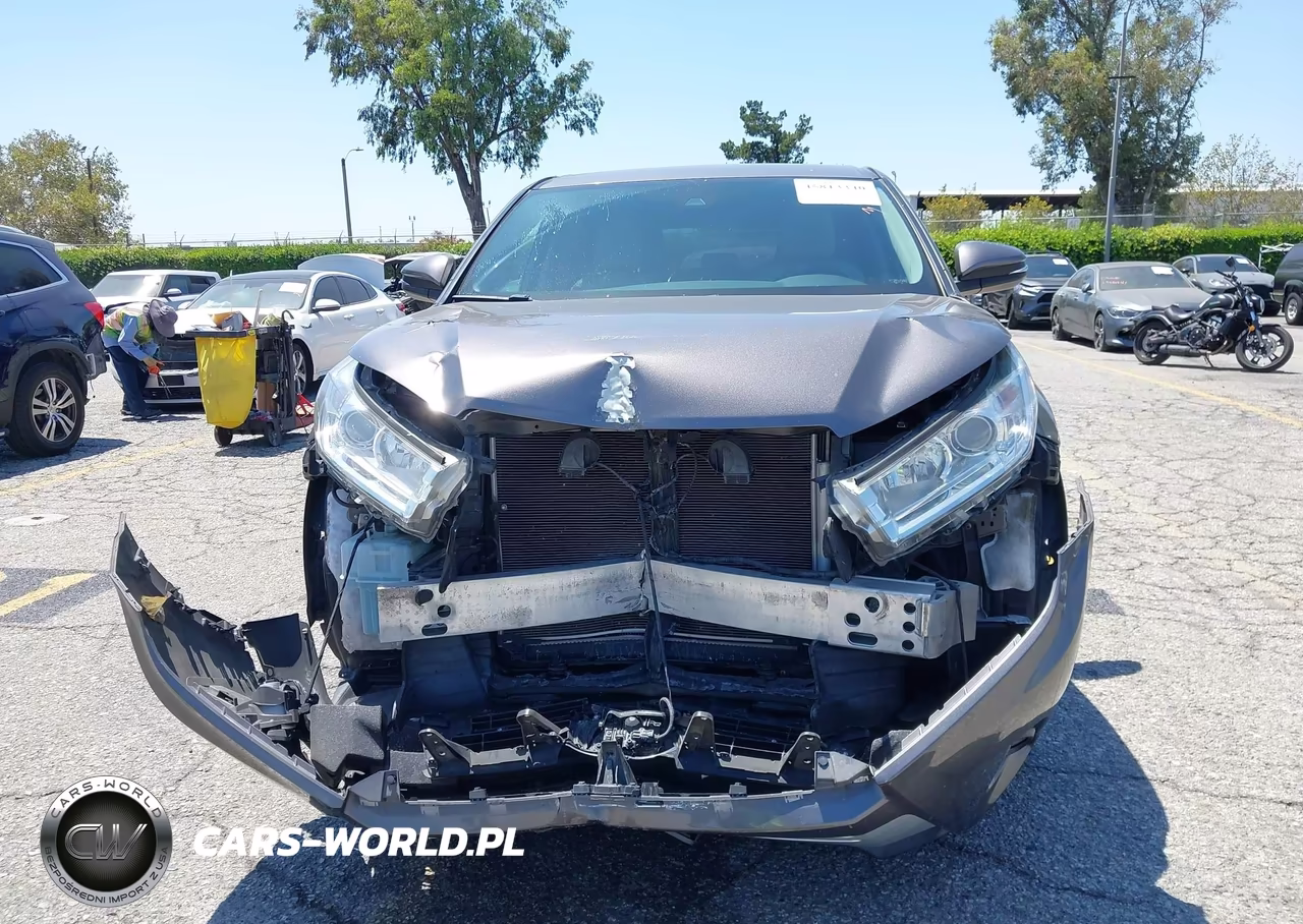2018 Toyota Highlander Le Plus VIN:5TDZZRFH1JS252448 - 14