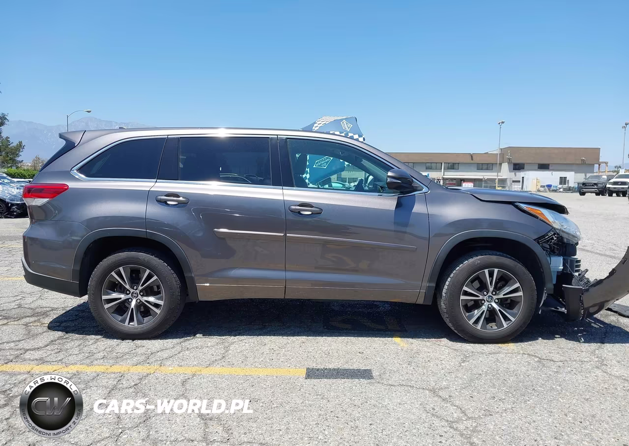 2018 Toyota Highlander Le Plus VIN:5TDZZRFH1JS252448 - 15