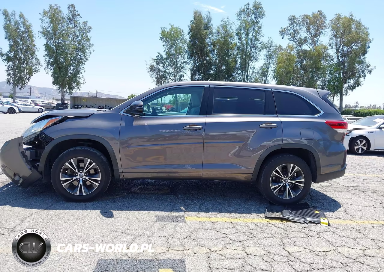 2018 Toyota Highlander Le Plus VIN:5TDZZRFH1JS252448 - 16