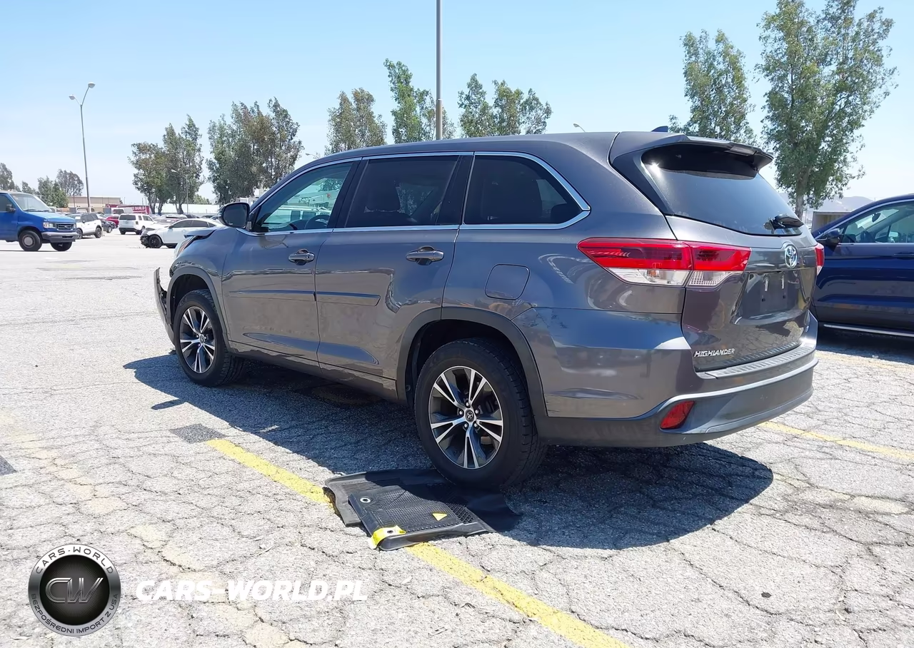 2018 Toyota Highlander Le Plus VIN:5TDZZRFH1JS252448 - 3