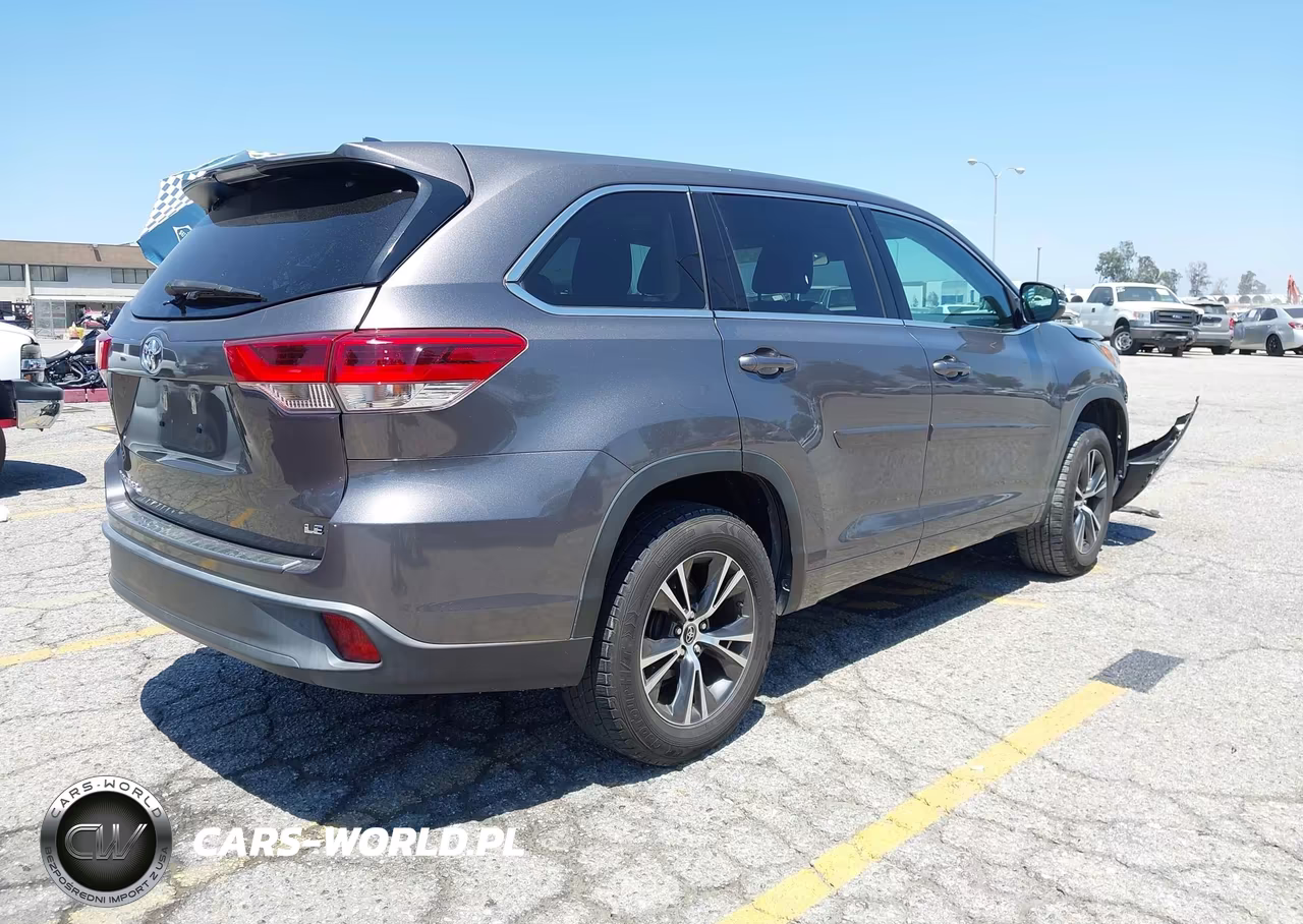2018 Toyota Highlander Le Plus VIN:5TDZZRFH1JS252448 - 4