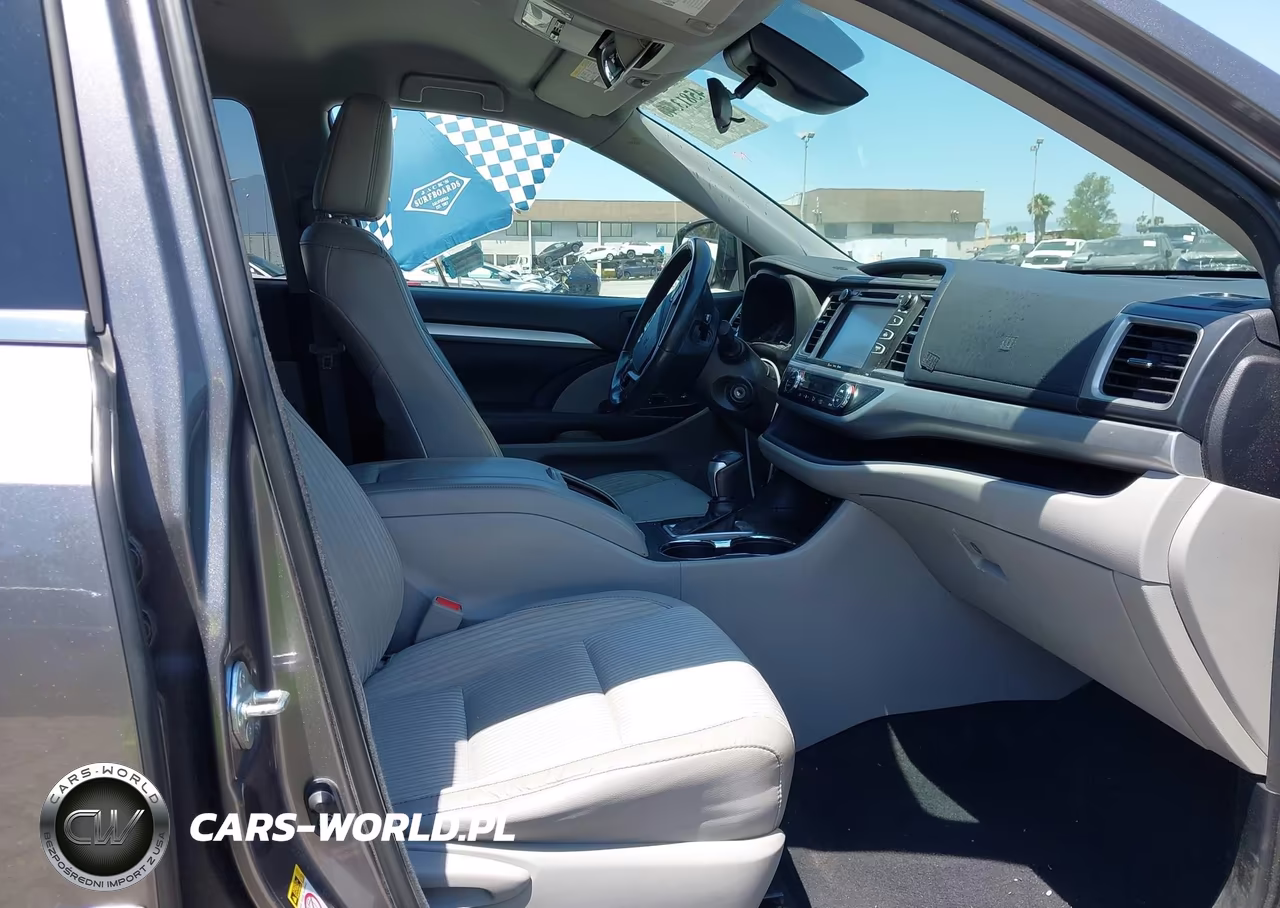 2018 Toyota Highlander Le Plus VIN:5TDZZRFH1JS252448 - 5