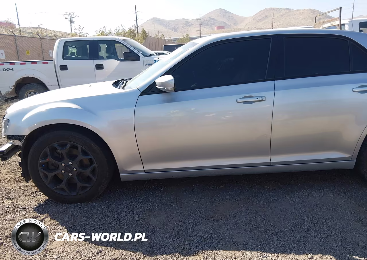 2019 Chrysler 300 S VIN:2C3CCAGGXKH733365 - 14