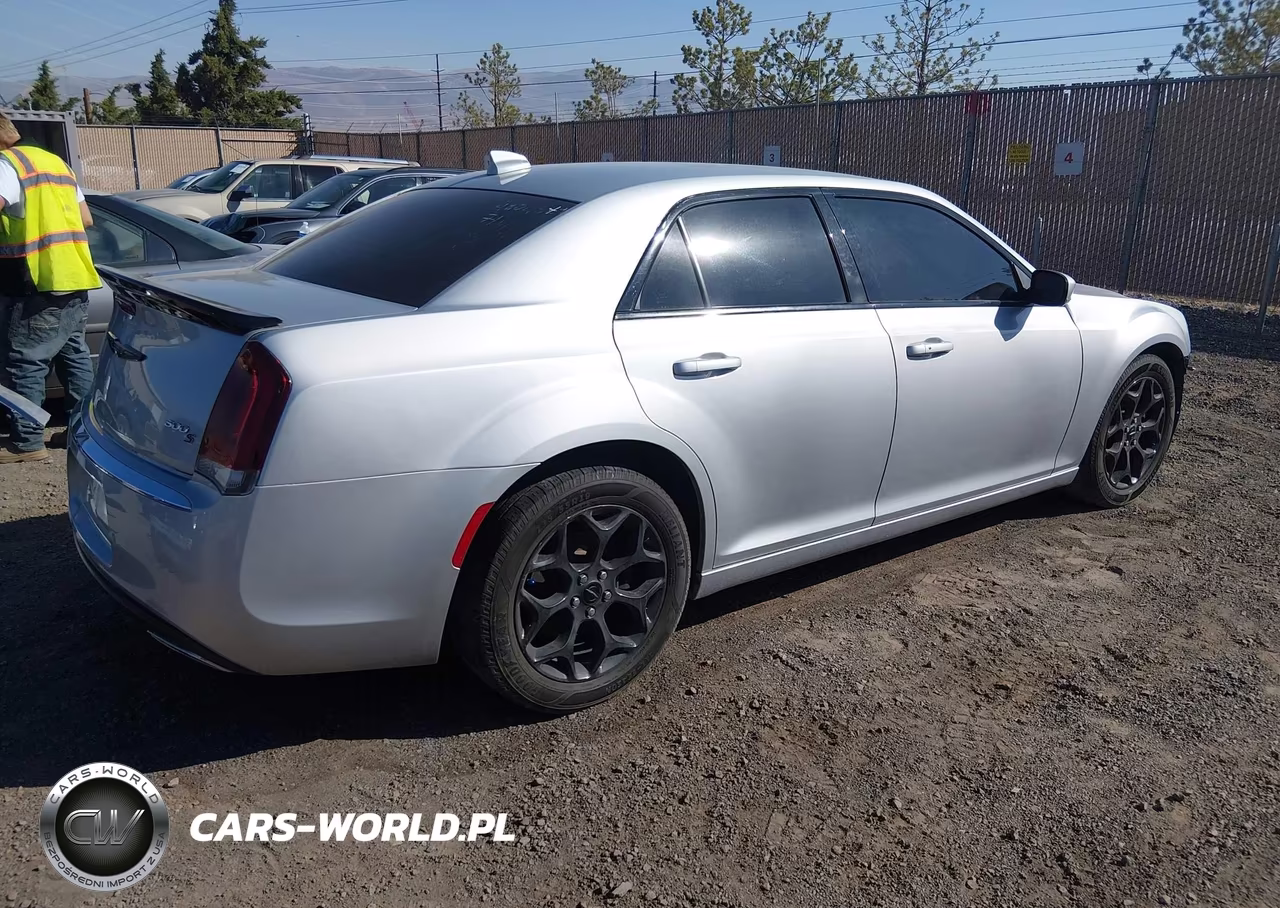 2019 Chrysler 300 S VIN:2C3CCAGGXKH733365 - 4