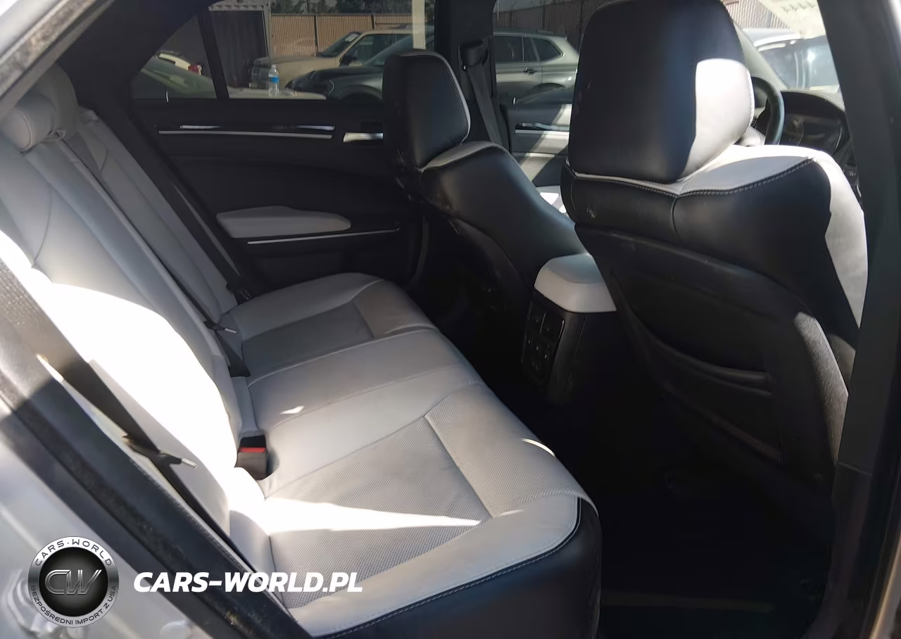 2019 Chrysler 300 S VIN:2C3CCAGGXKH733365 - 8