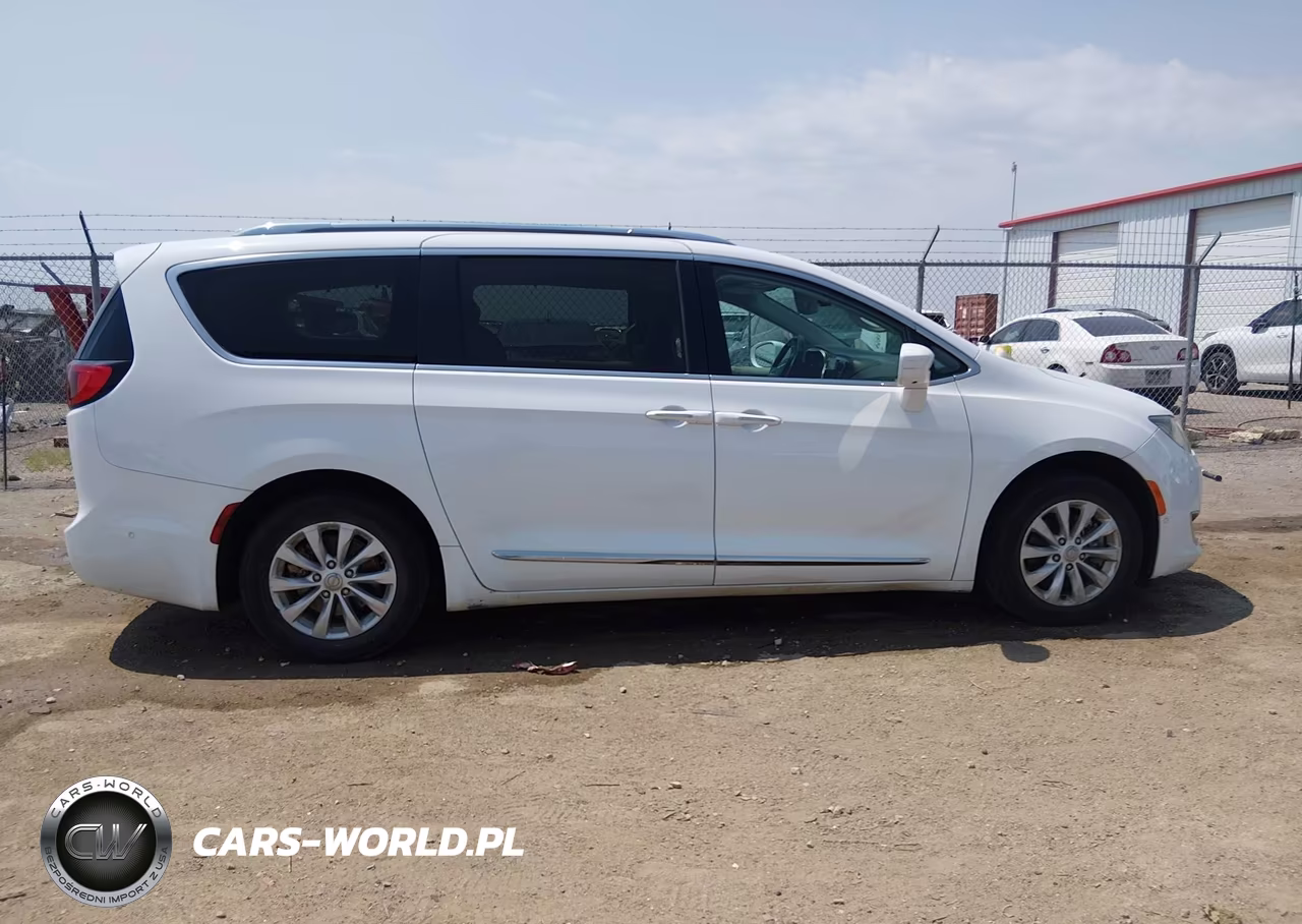 2018 Chrysler Pacifica Touring L VIN:2C4RC1BG5JR182266 - 13