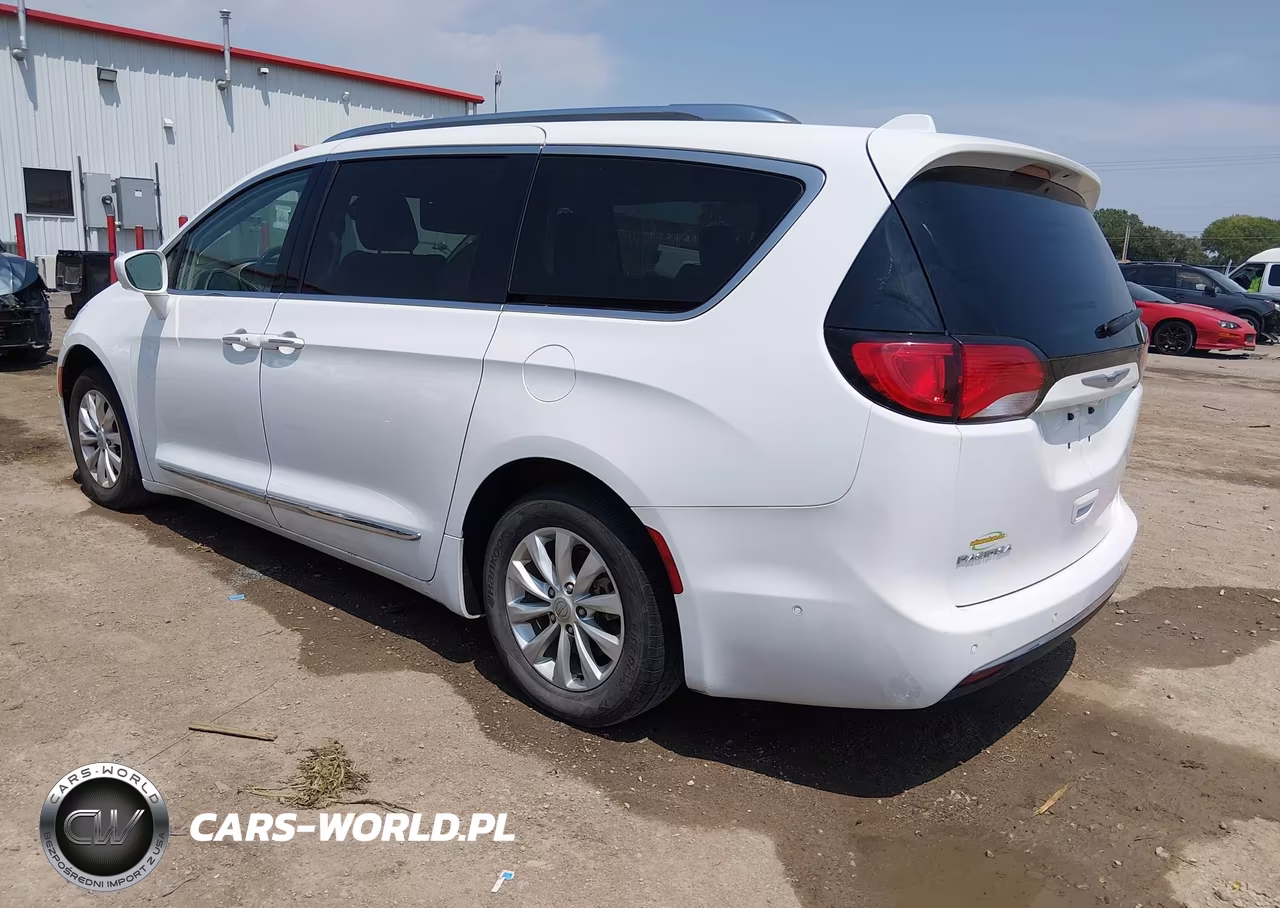 2018 Chrysler Pacifica Touring L VIN:2C4RC1BG5JR182266 - 3
