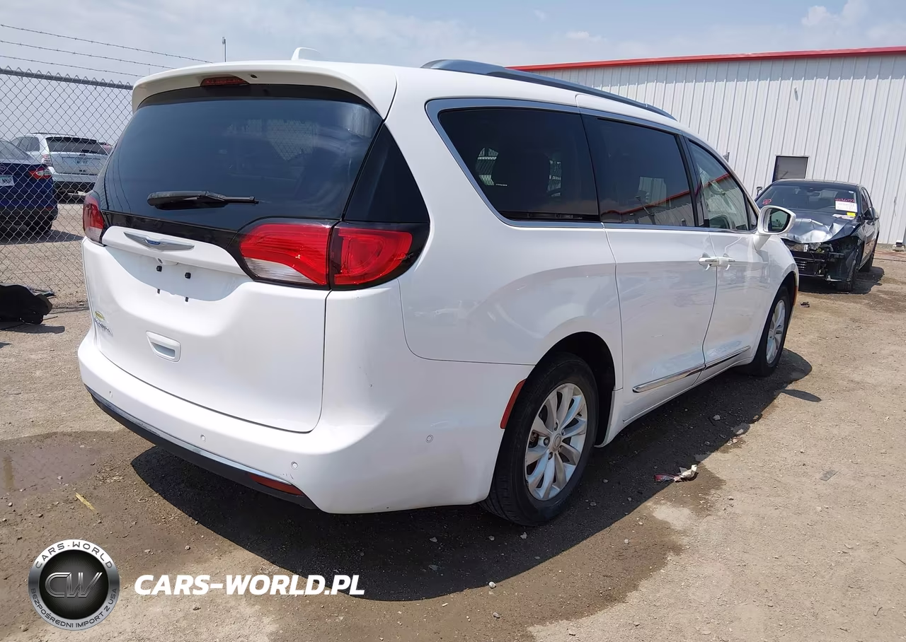 2018 Chrysler Pacifica Touring L VIN:2C4RC1BG5JR182266 - 4