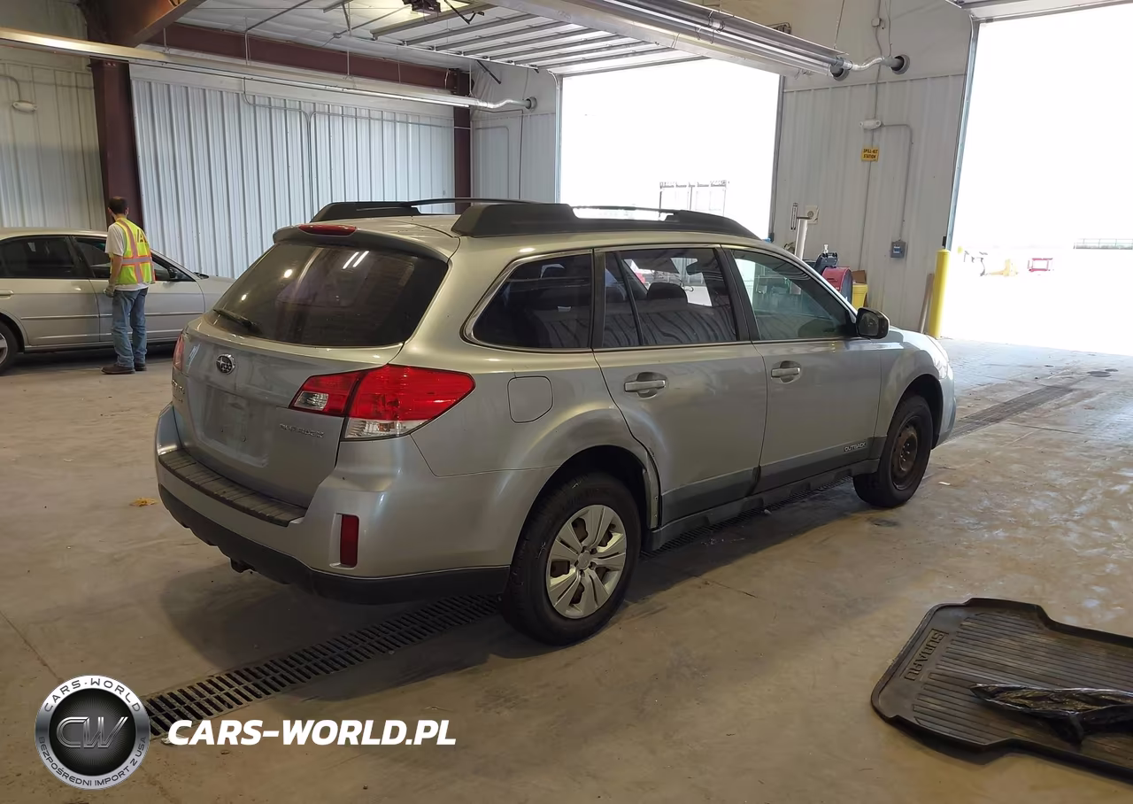 2013 Subaru Outback 2.5I VIN:4S4BRCAC4D3211839 - 4