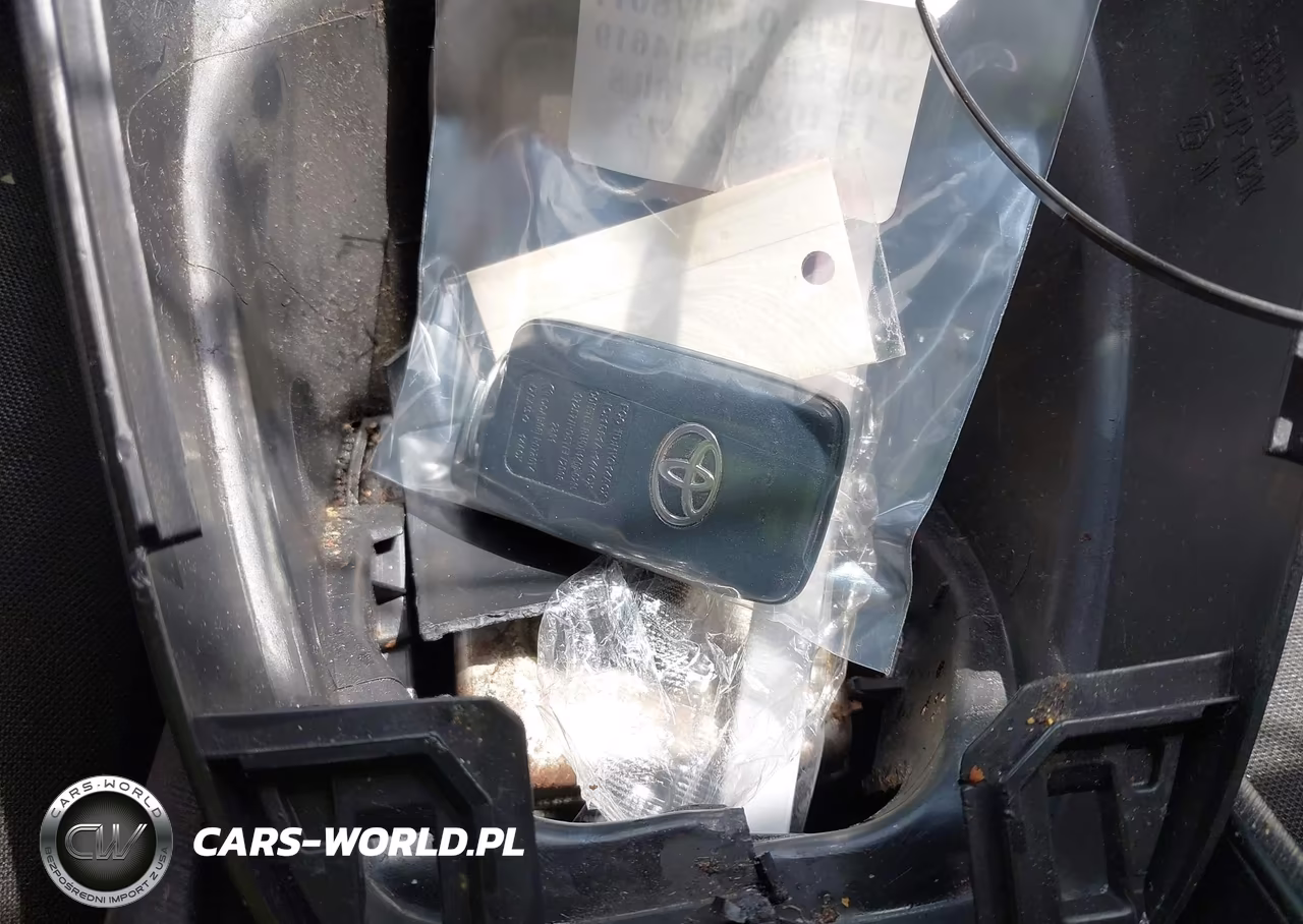 2015 Toyota Prius Two VIN:JTDKN3DU1F1928475 - 11