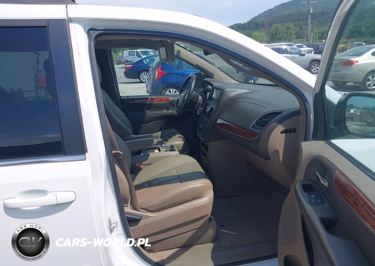 2016 Chrysler Town & Country Touring VIN:2C4RC1BGXGR229834 - 5