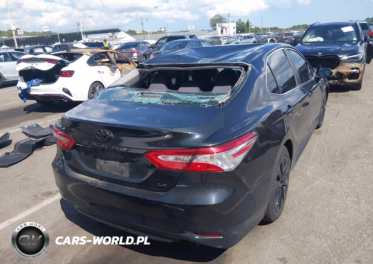 2018 Toyota Camry Le VIN:4T1B11HK9JU556069 - 4
