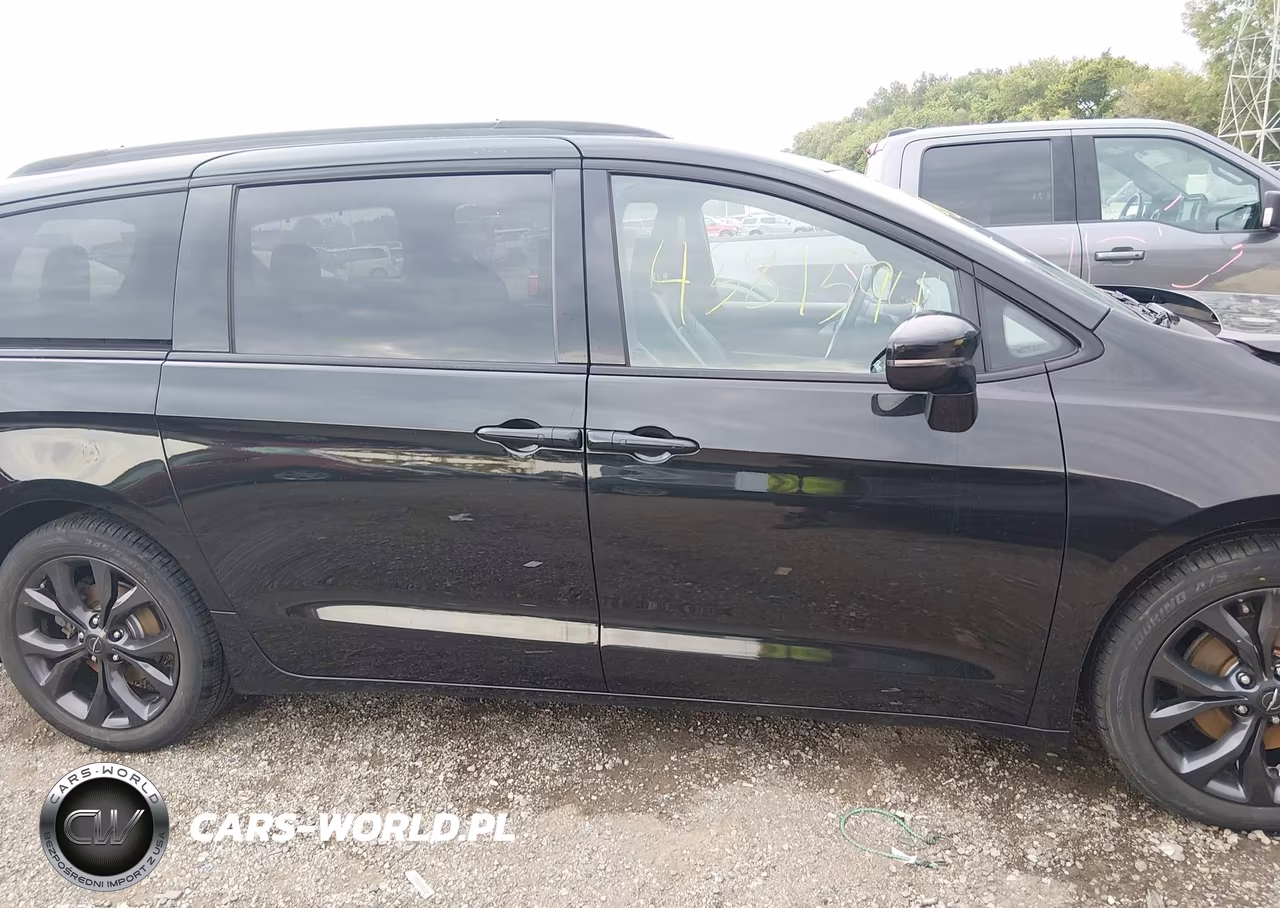 2018 Chrysler Pacifica Limited VIN:2C4RC1GG4JR186558 - 13