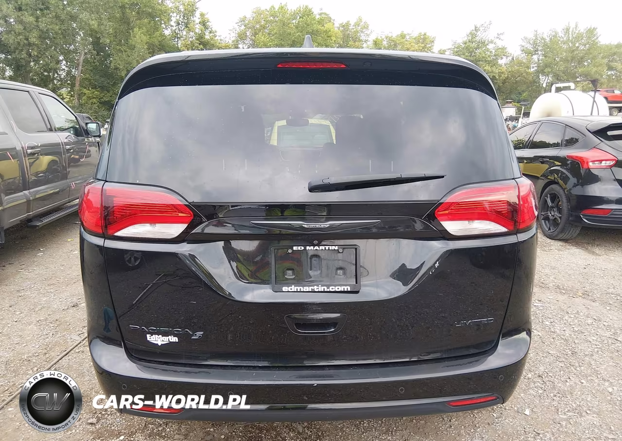 2018 Chrysler Pacifica Limited VIN:2C4RC1GG4JR186558 - 16
