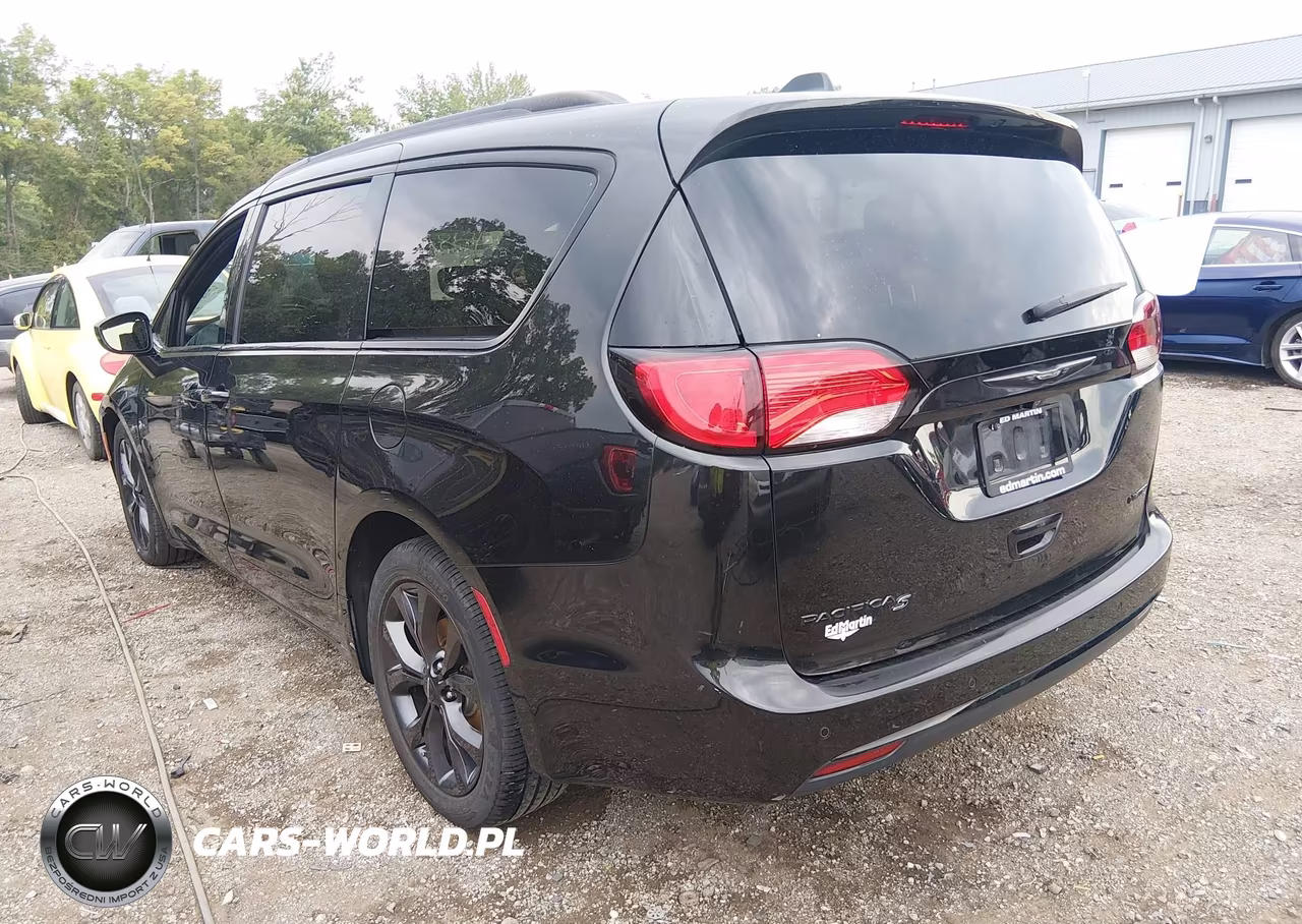 2018 Chrysler Pacifica Limited VIN:2C4RC1GG4JR186558 - 3