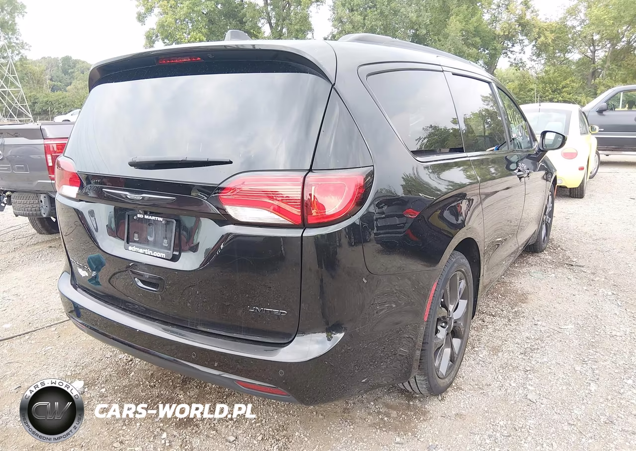 2018 Chrysler Pacifica Limited VIN:2C4RC1GG4JR186558 - 4