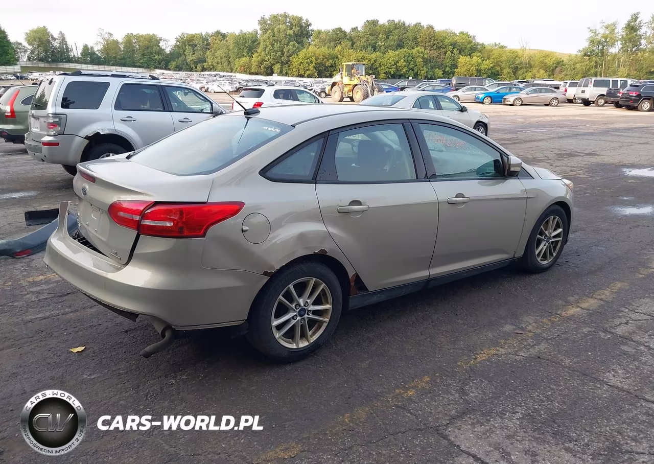 2015 Ford Focus Se VIN:1FADP3F28FL270579 - 4