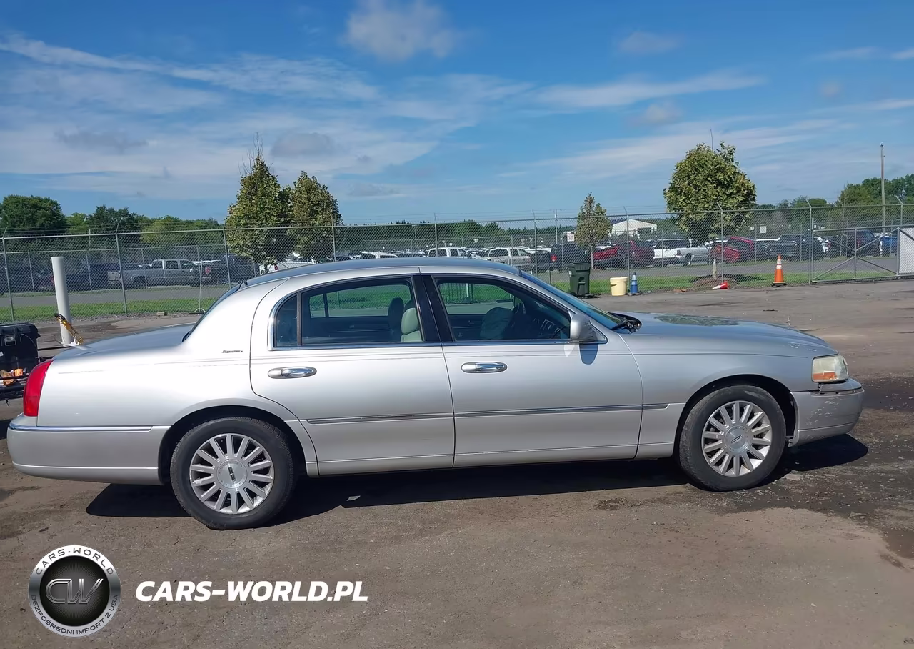 2003 Lincoln Town Car Signature VIN:1LNHM82W13Y705334 - 13