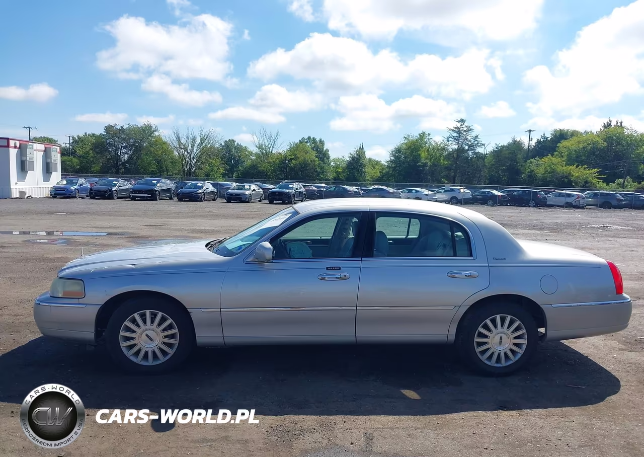 2003 Lincoln Town Car Signature VIN:1LNHM82W13Y705334 - 14