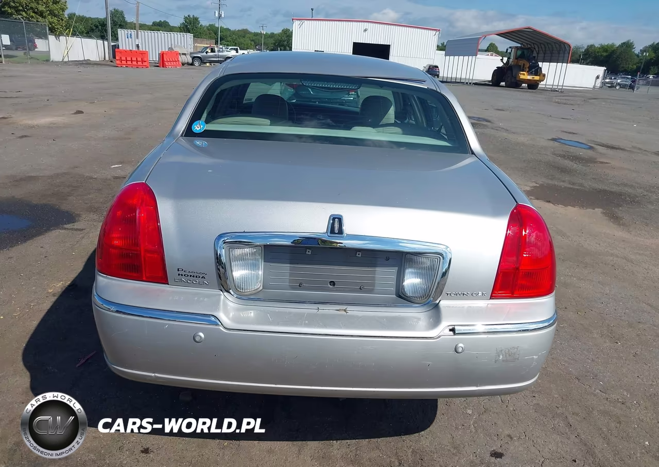 2003 Lincoln Town Car Signature VIN:1LNHM82W13Y705334 - 16