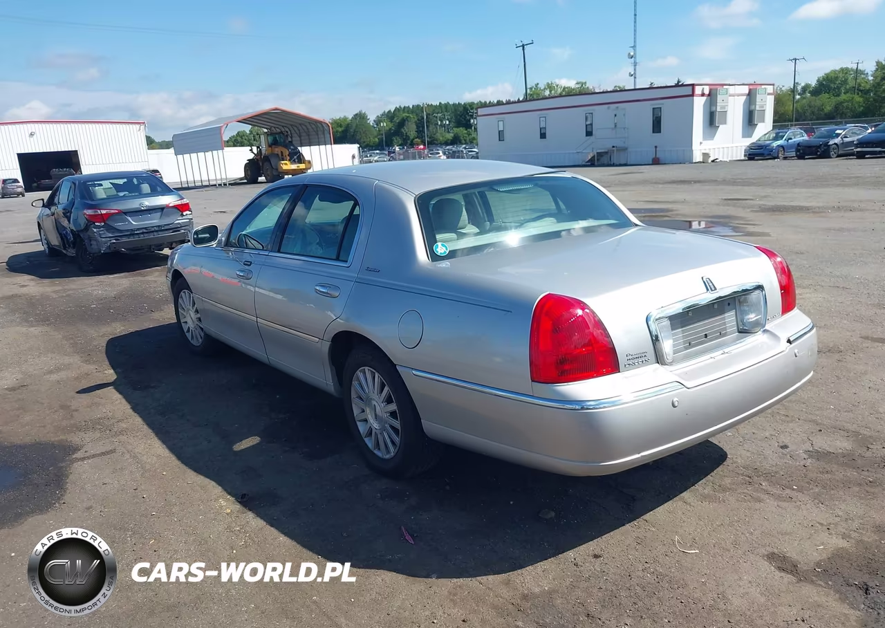 2003 Lincoln Town Car Signature VIN:1LNHM82W13Y705334 - 3