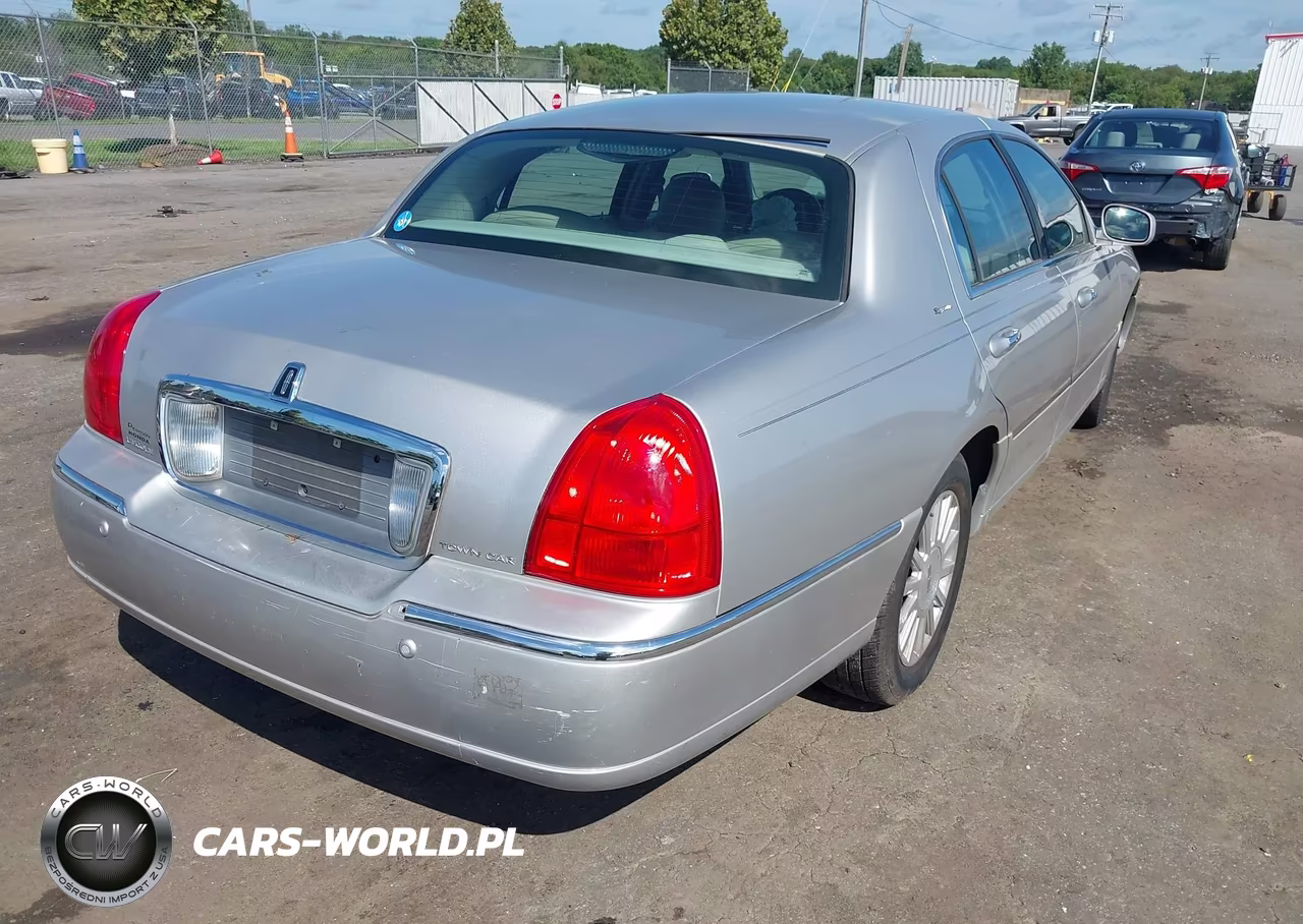2003 Lincoln Town Car Signature VIN:1LNHM82W13Y705334 - 4