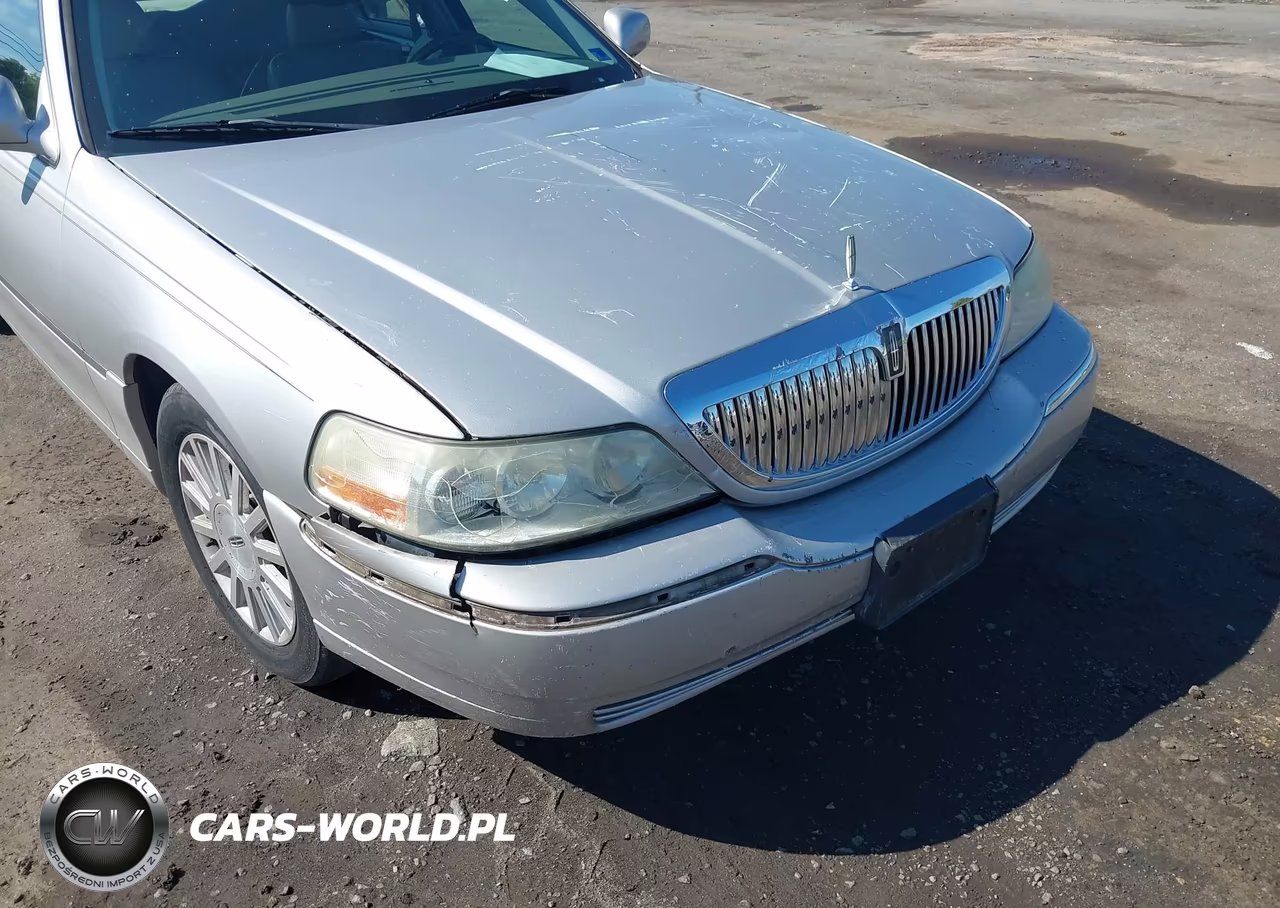 2003 Lincoln Town Car Signature VIN:1LNHM82W13Y705334 - 6