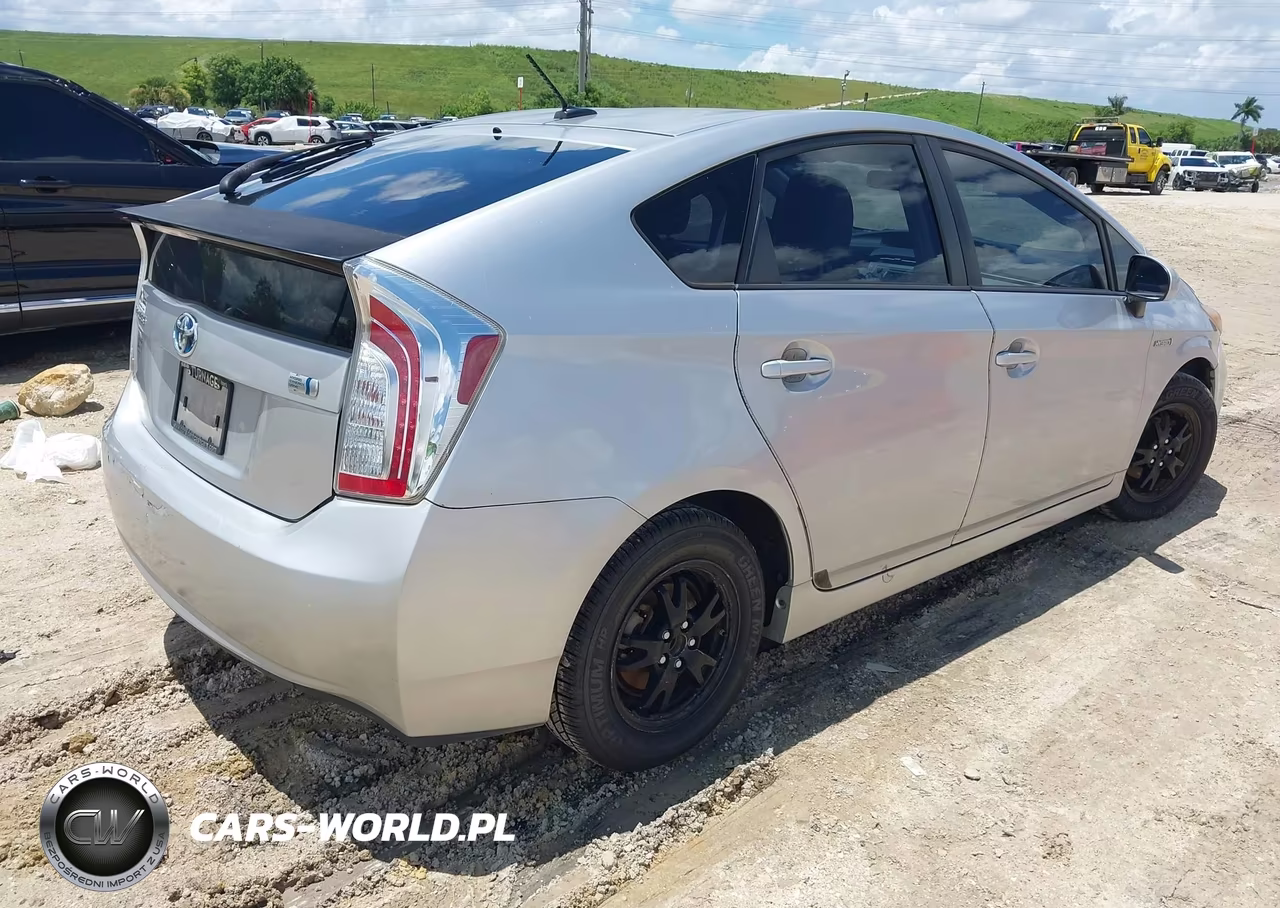 2014 Toyota Prius Three VIN:JTDKN3DU9E0361968 - 4