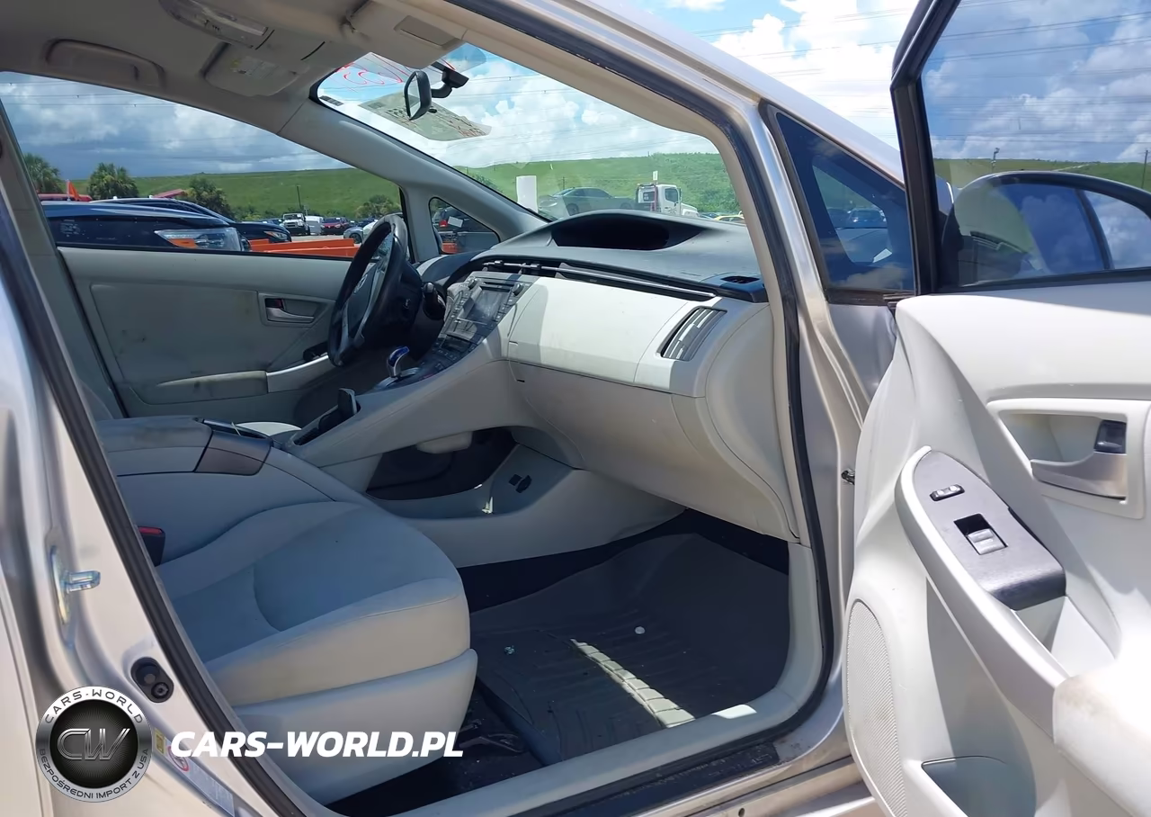 2014 Toyota Prius Three VIN:JTDKN3DU9E0361968 - 5