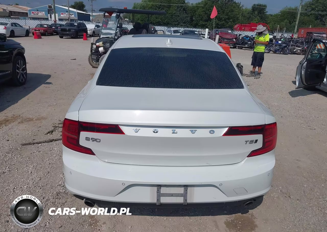 2018 Volvo S90 T5 Momentum VIN:LVY982MK5JP033634 - 16
