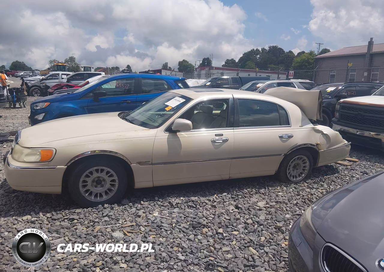2002 Lincoln Town Car Cartier VIN:1LNHM83W02Y645902 - 14