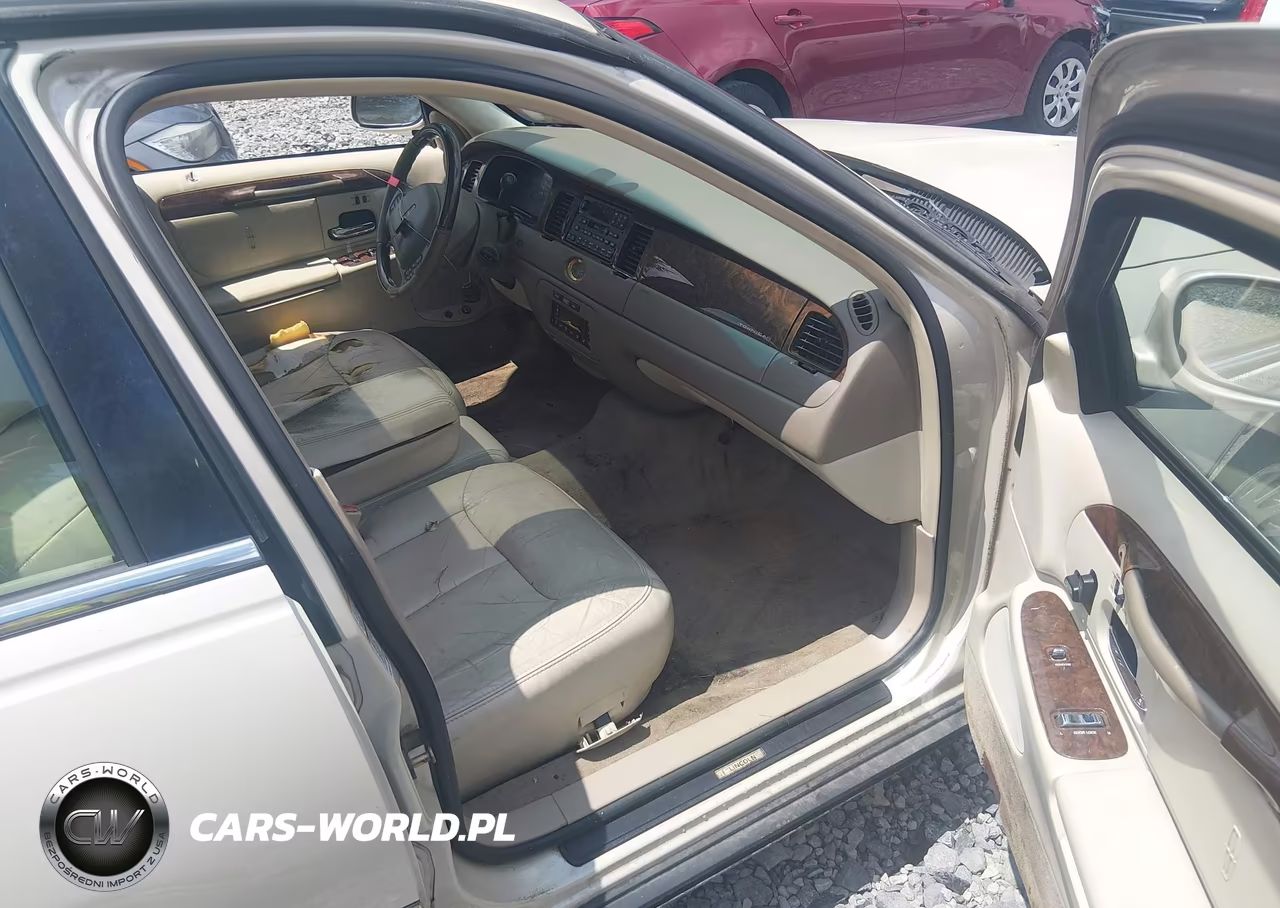 2002 Lincoln Town Car Cartier VIN:1LNHM83W02Y645902 - 5