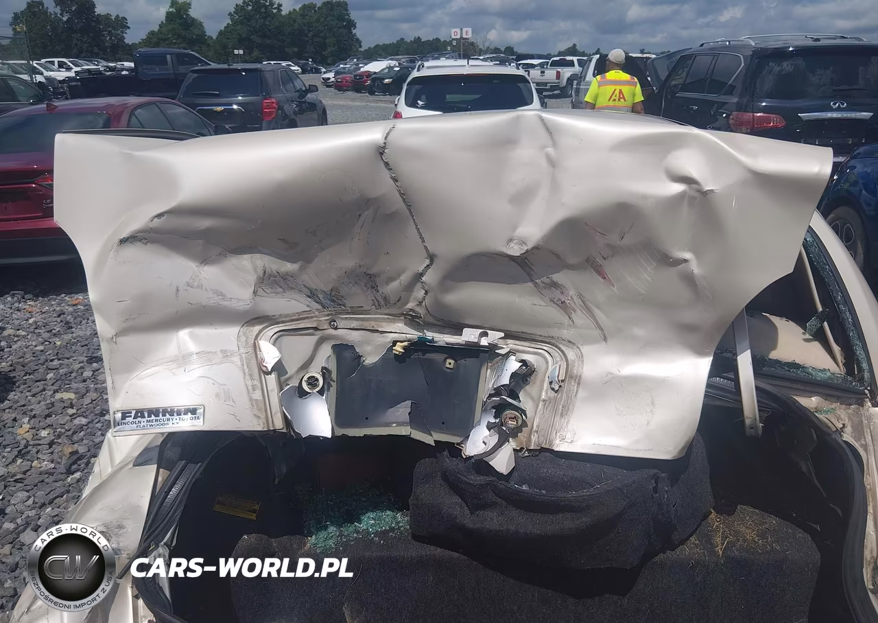 2002 Lincoln Town Car Cartier VIN:1LNHM83W02Y645902 - 6