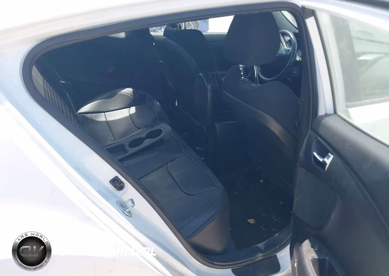 2017 Hyundai Veloster VIN:KMHTC6ADXHU306244 - 8