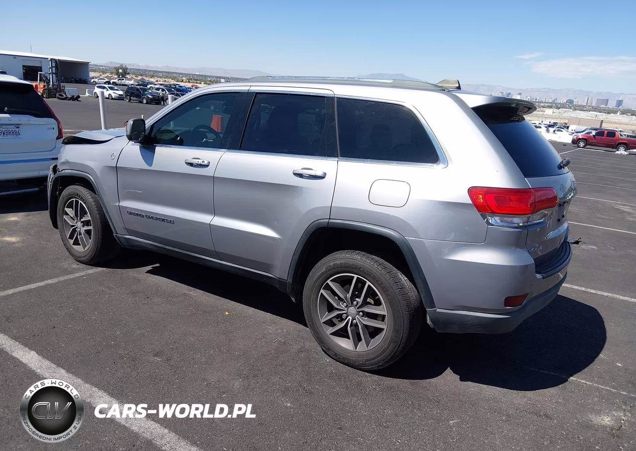 2018 Jeep Grand Cherokee Laredo E 4X4 VIN:1C4RJFAG6JC401698 - 3