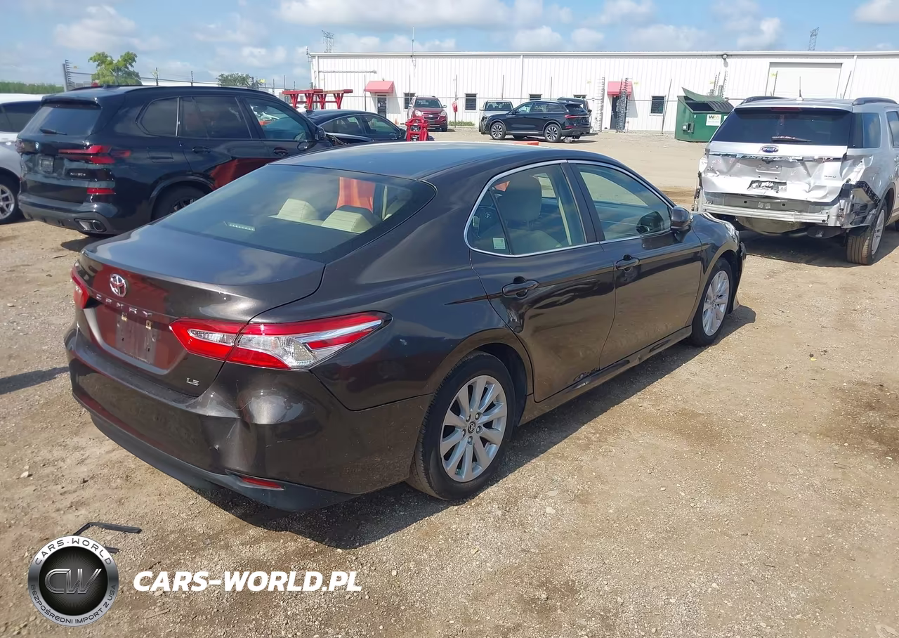 2018 Toyota Camry Le VIN:JTNB11HK5J3030799 - 4