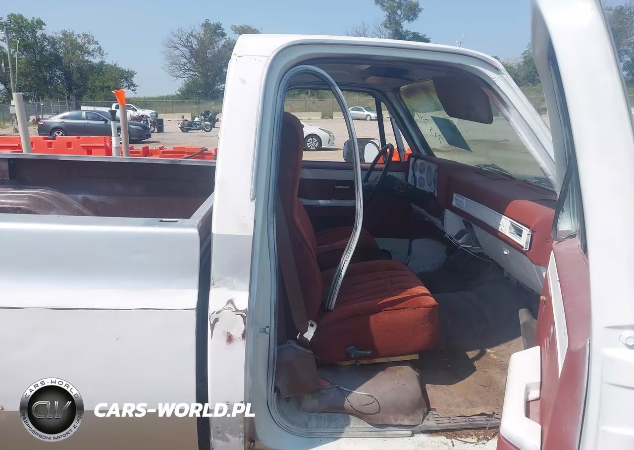 1983 Chevrolet C10 VIN:1GCDC14H4DJ142205 - 5