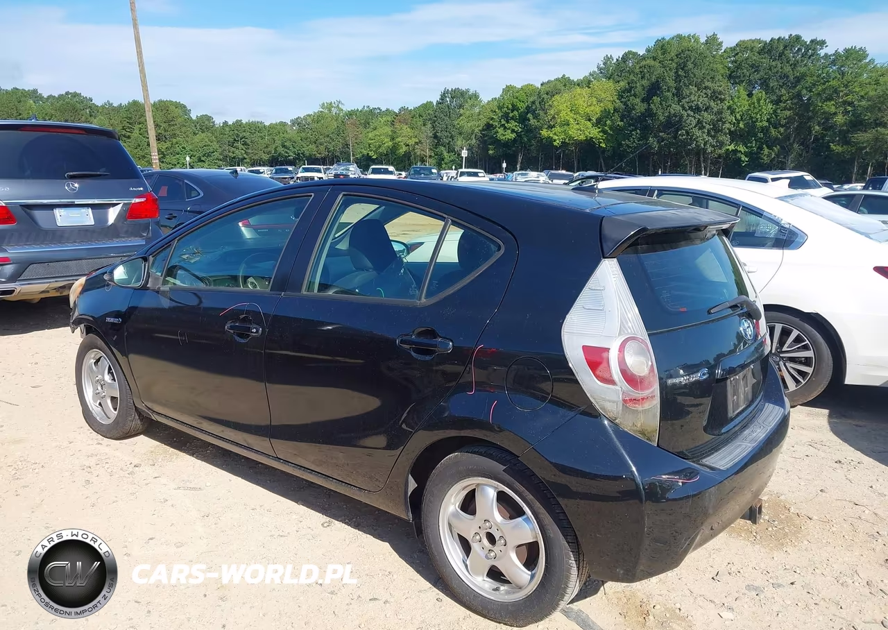 2012 Toyota Prius C Three VIN:JTDKDTB30C1005669 - 3