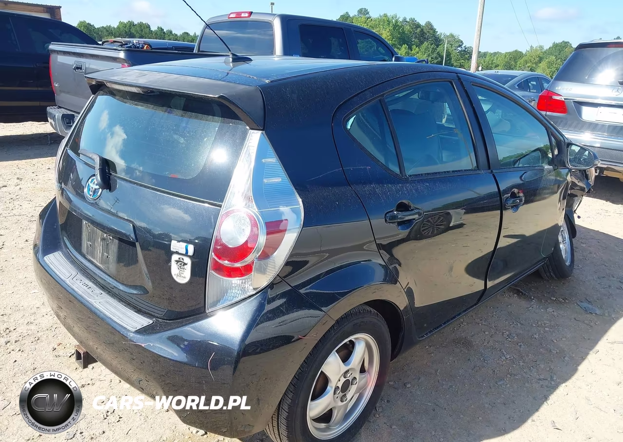 2012 Toyota Prius C Three VIN:JTDKDTB30C1005669 - 4